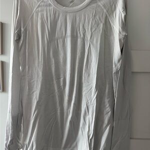 EUC Lululemon Women's light gray Long Sleeve Tee-Shirt